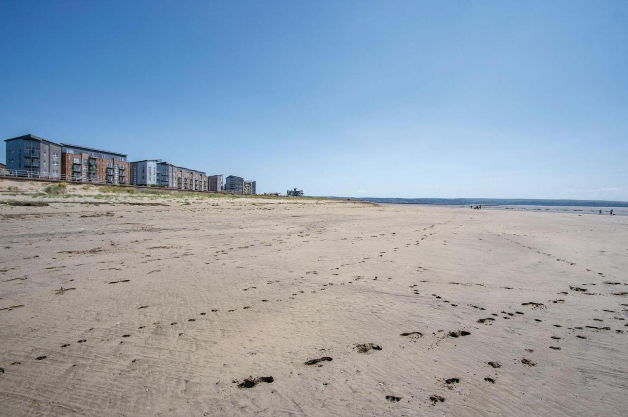 Beach View - 2 Bedroom Apartment - Llanelli Kültér fotó